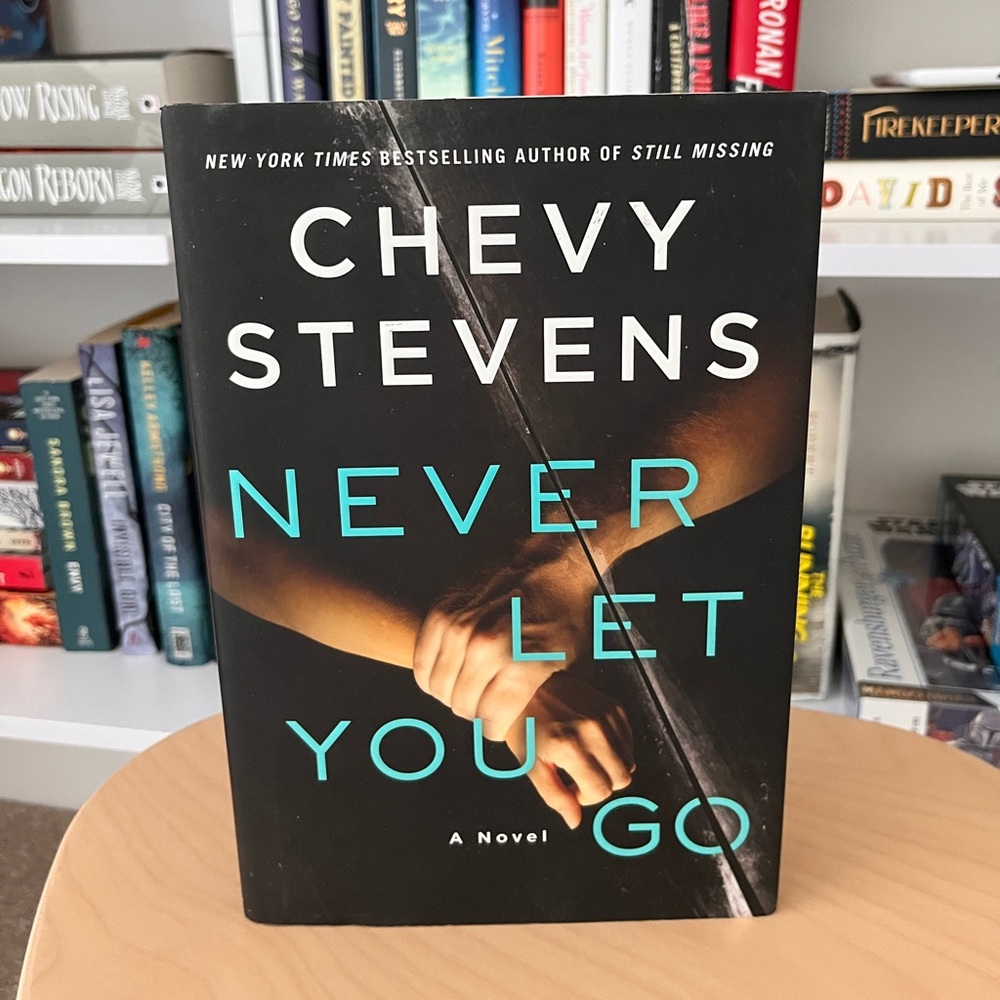 3/$28 📚 Chevy Stevens 'Never Let You Go' Book